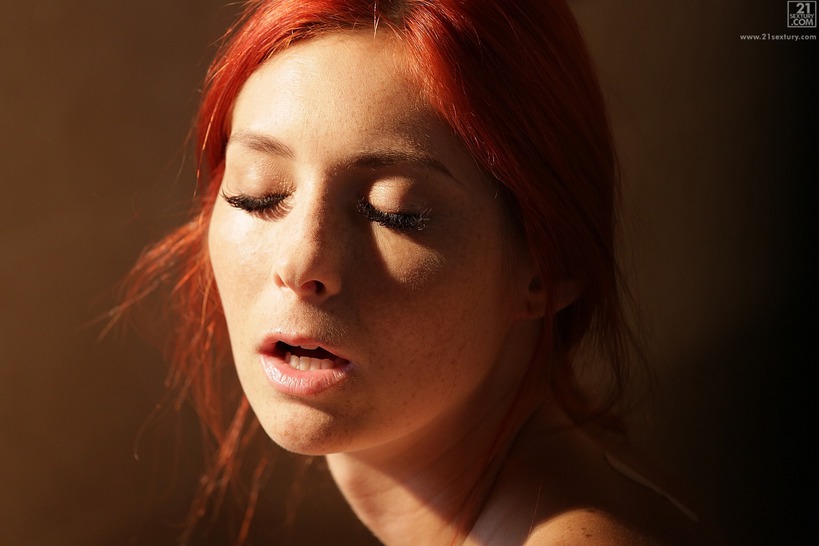 Kattie Gold Nude In The Bathroom 18