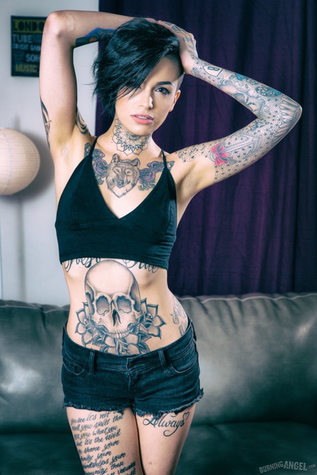 Alt Babe Leigh Raven Showing Her Sexy Tattoos 00