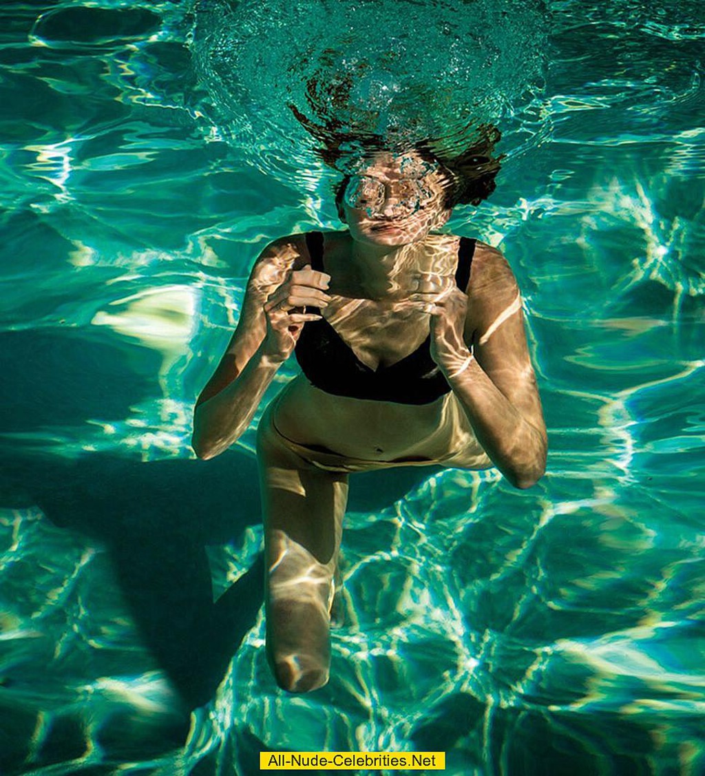 Lindsay Ellingson In The Pool 04