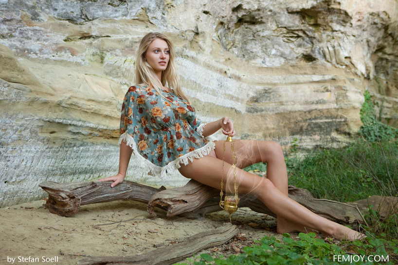 Carisha Is Posing Nude On The Rocks 02