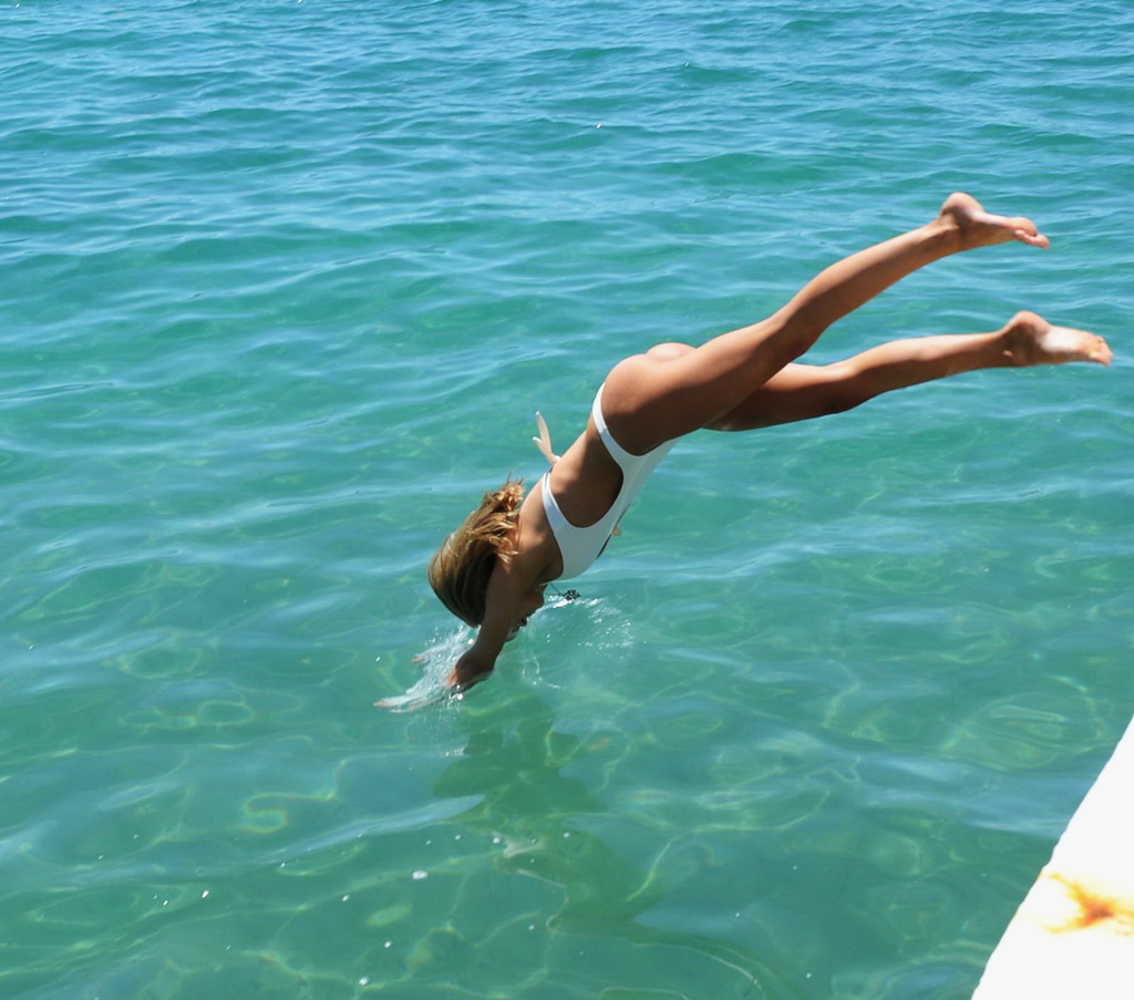 Kimberley Garner Looks Marvelous In White Bikini 10