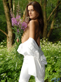 Cute Babe Posing Free