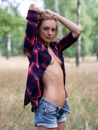 Skinny July Miller Wants To Pose Nude Outdoors