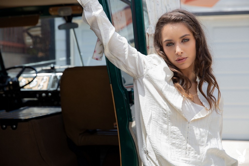 Uma Jolie In Scenic Route 00