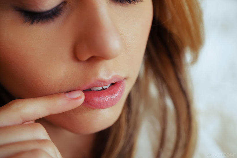 Sexy Lija Gets Nude 03