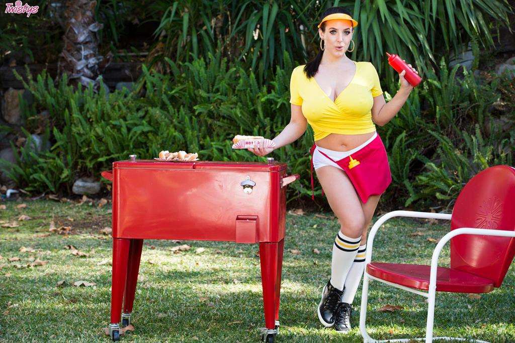 Sporty Hottie Angela White Spreads Her Wet Muff 00