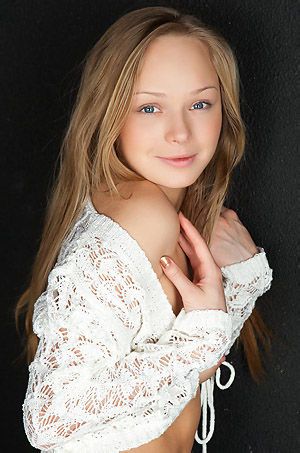 Mia Cute Girl Gets Nude In Studio