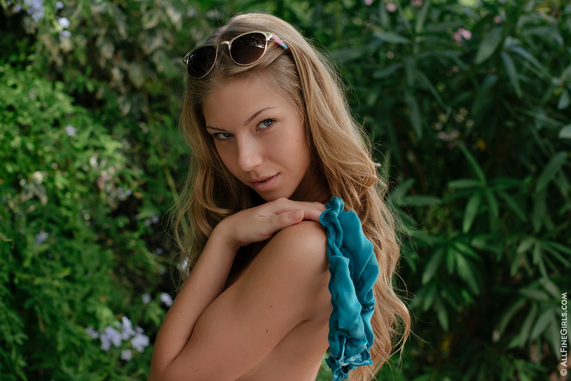 Anjelica Gets Nude In The Garden 09